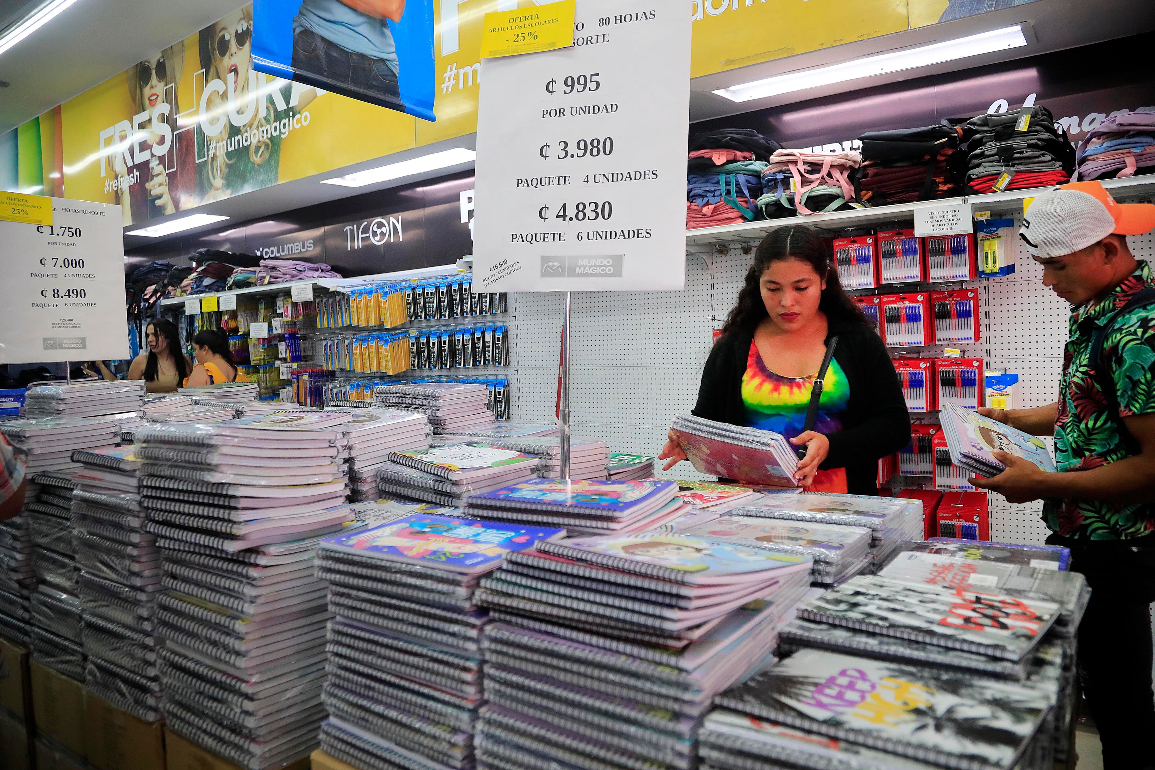10/01/2024       San José. Recorrido por el bulevar de la Avenida Central decenas de personas visitaron las tiendas para adquirir los útiles, cuadernos y lápices básicamente, y los uniformes para sus hijos y nietos para la entrada a clases el mes entrante. En esta ocasión los estudiantes regresarán a las aulas 8 de febrero, día en que inicie oficialmente el curso lectivo 2024.