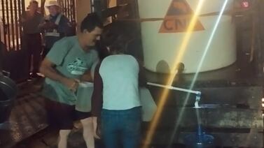 ¡No puede ser! Vecinos de otro cantón de nuestro país reportan que el agua les huele a gasolina