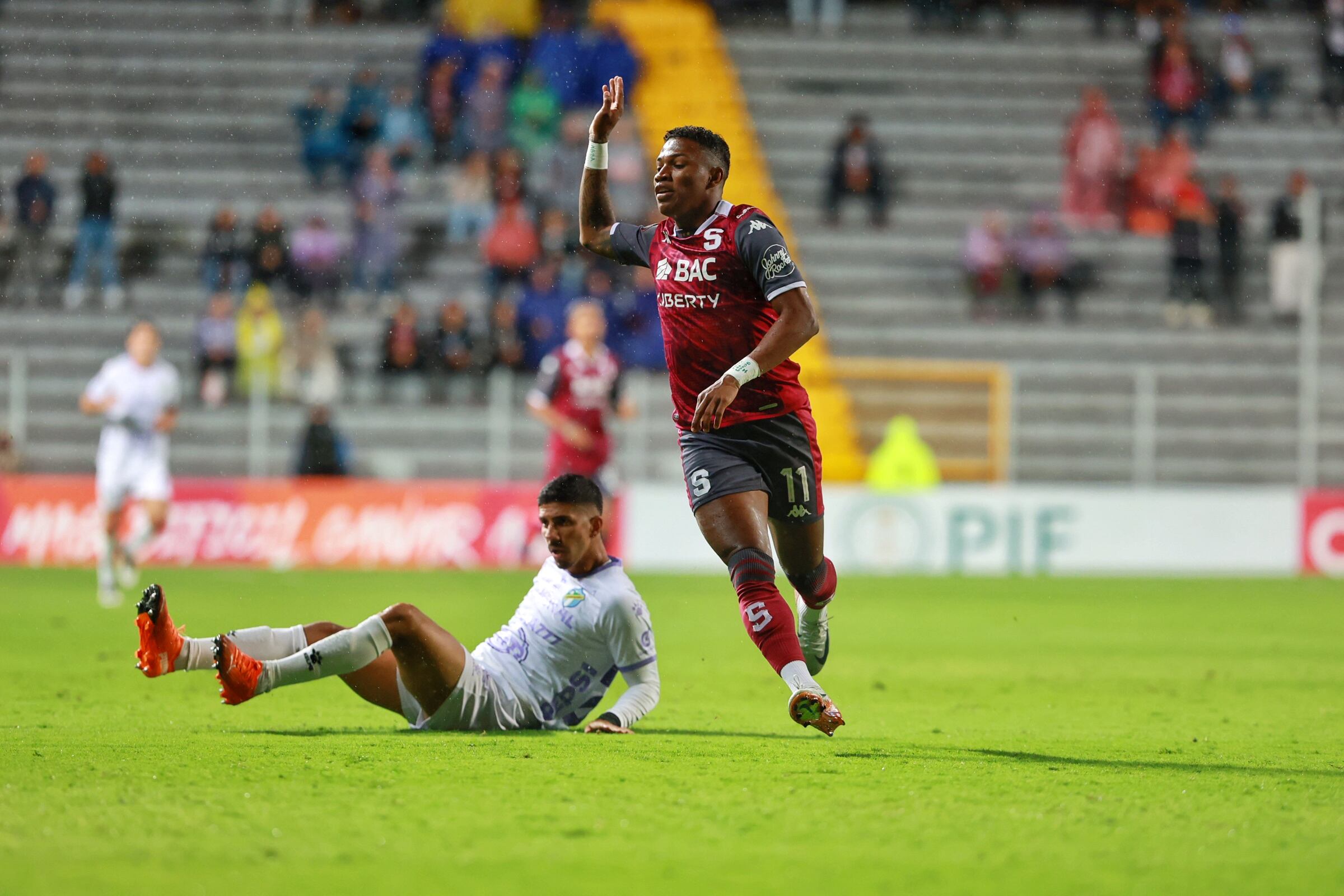 39/10/2024/ Juego entre Deportivo Saprissa vs Comunicaciones durante  la Central American Cup en el estadio Ricardo Saprissa / foto John Durán