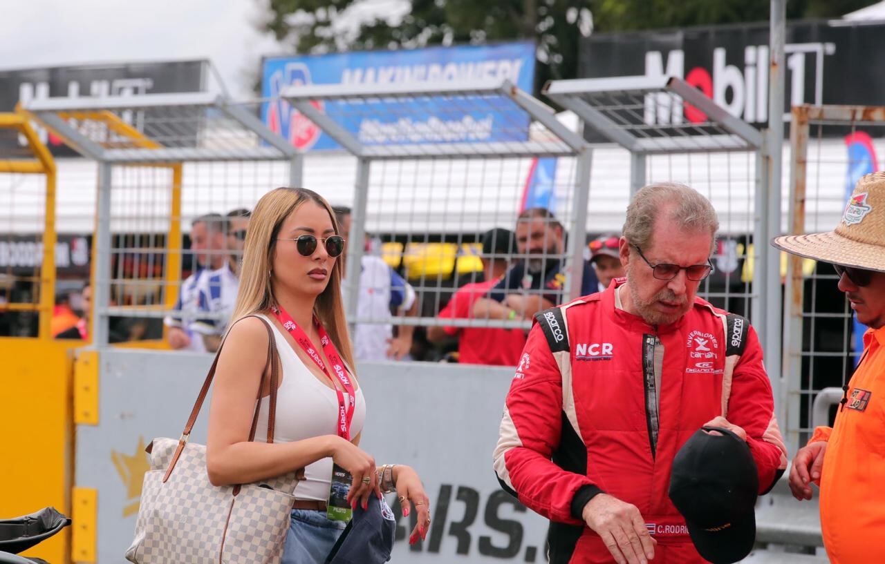 Elena Correa y su esposa Carlos Rodríguez en el autódromo La Guácima