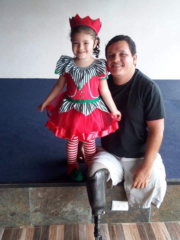 A las 6:05 de la mañana del 19 de octubre del 2011 la vida de Alexánder Palma Solano, quien ahora tiene 40 años, cambió para siempre porque le pasaron por el cuerpo 20 mil voltios mientras trataba de instalarle Internet a una familia de Piedras Blancas de Osa, en la Zona Sur.