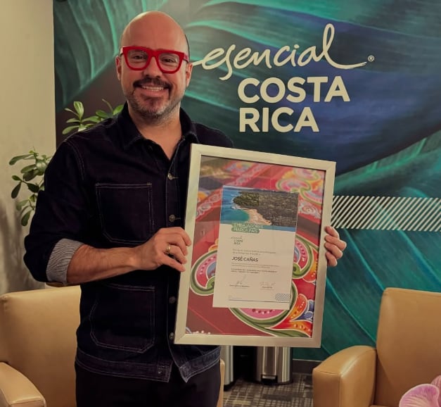 José Cañas, cantante costarricense conocido también como El Cañas.