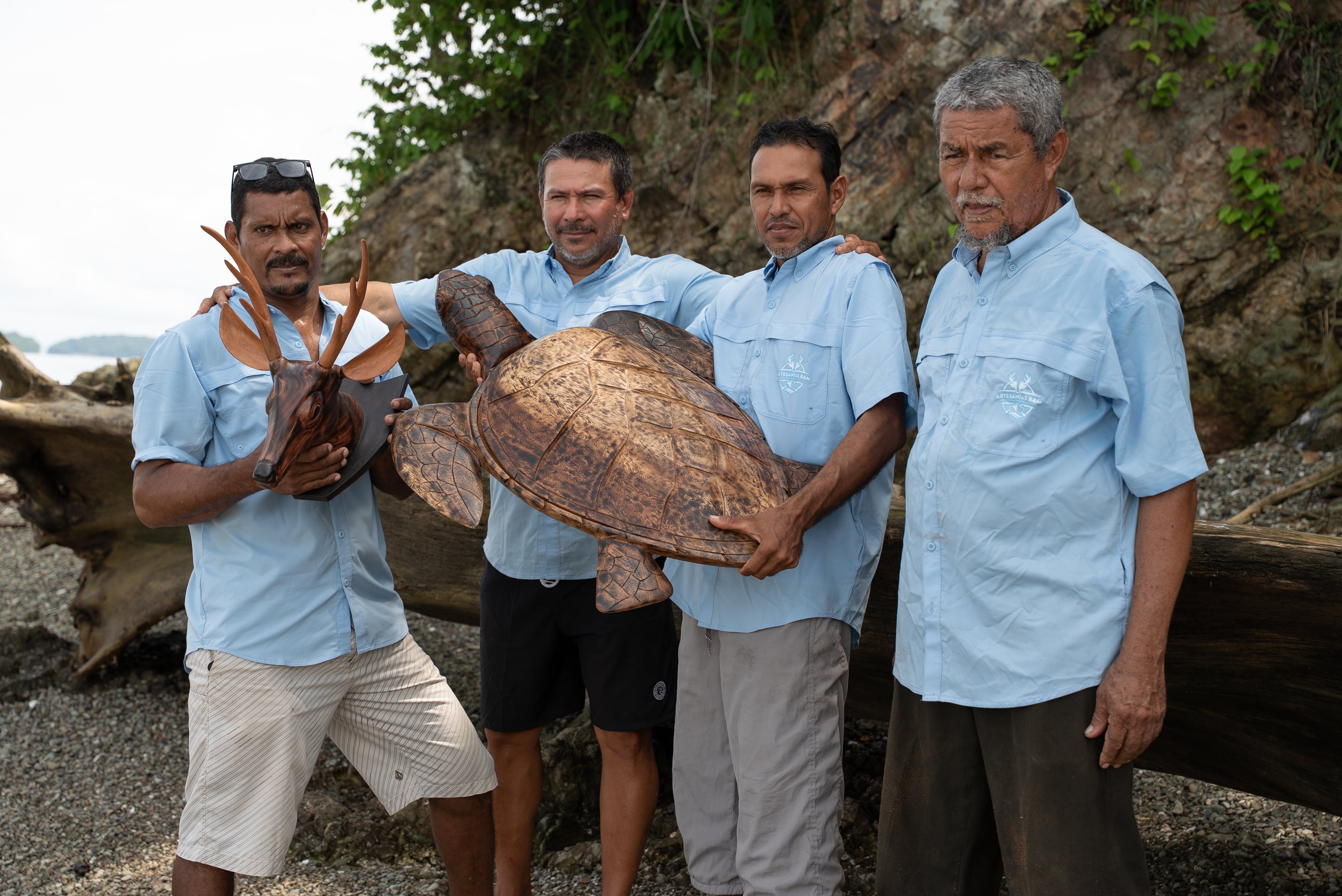 En Isla Venado, en el Golfo de Nicoya, pescadores artesanales transforman madera arrastrada por las corrientes en artesanías que les permiten enfrentar el poco dinero que ahora les deja la pesca