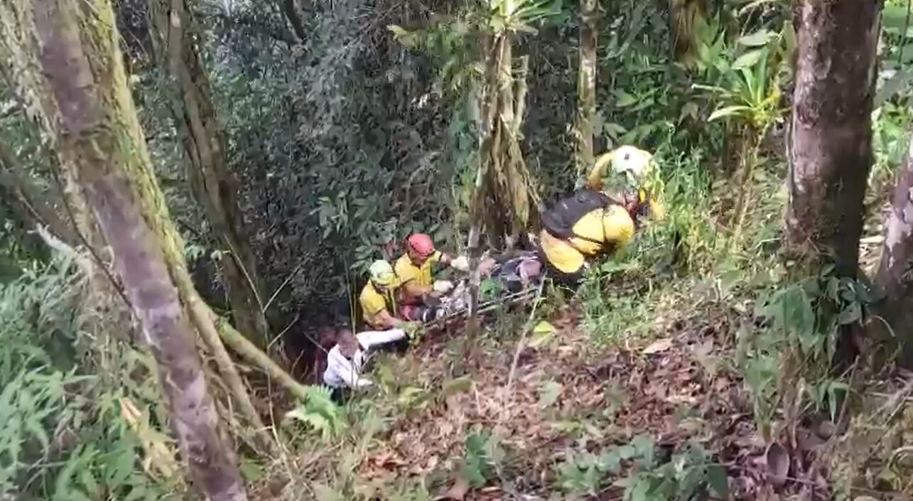 Rescatan a hombre herido por accidente con parapente en Osa. Foto Bomberos.