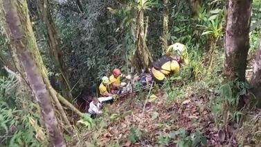 Rescatan a hombre que cayó en parapente y a sujeto que se accidentó al tratar de ayudarlo