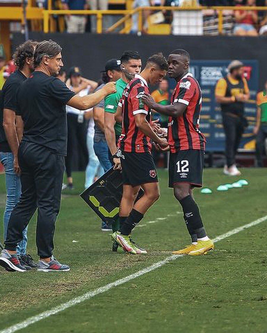 Anthony Hernández finalmente pudo debutar con Alajuelense. Foto: Instagram