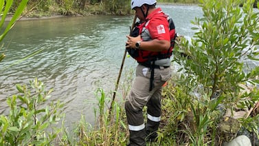 Cruz Roja mantiene operativo de búsqueda por hombre que fue arrastrado por río en Limón