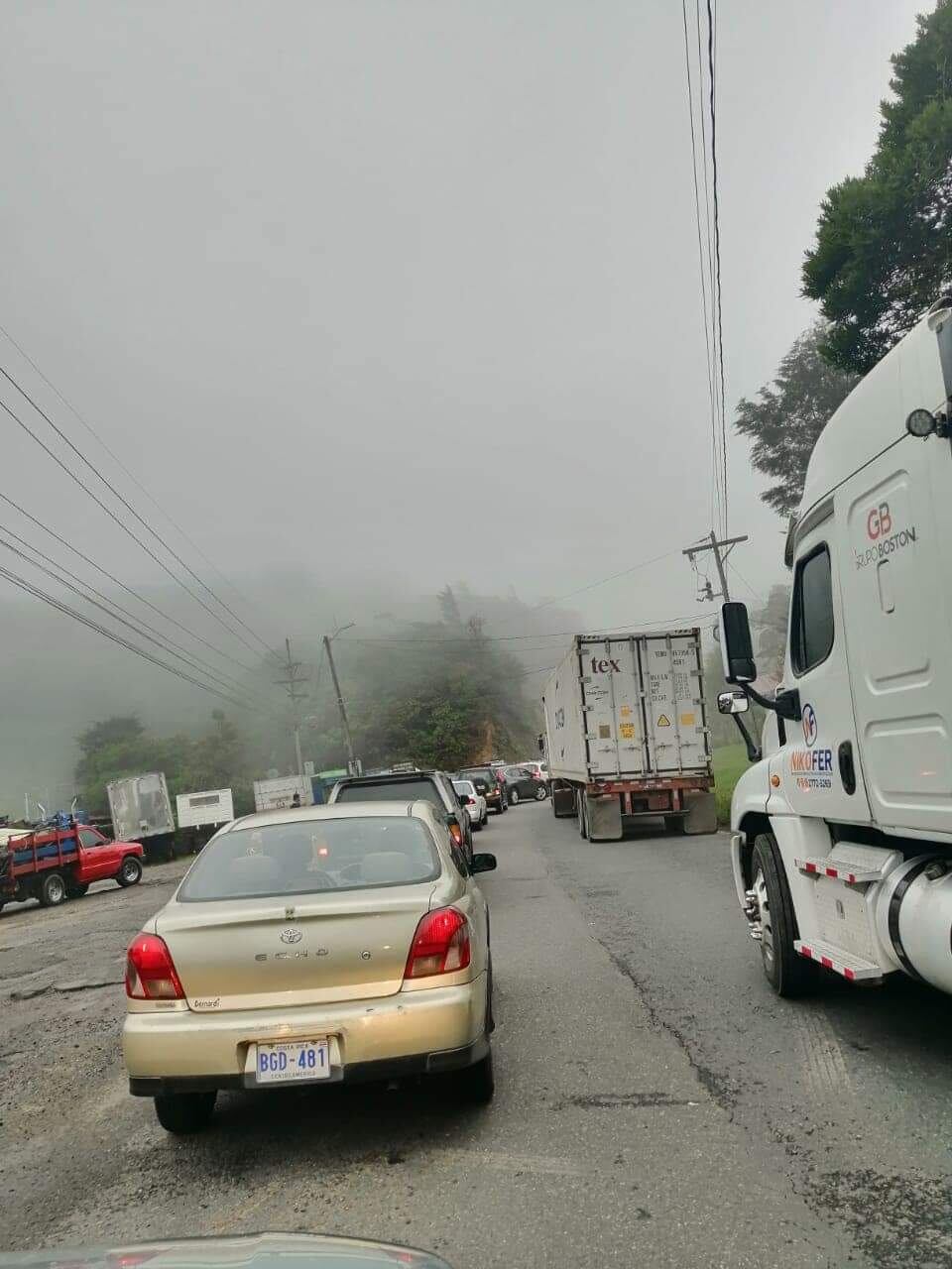 Los vecinos de Casa Mata en Cartago, rumbo al Cerro de la Muerte, han cerrado completamente la carretera a modo de protesta.