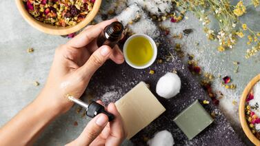 ¿Quiere aprender a hacer bloqueador solar y champú natural? La UNA le enseña cómo