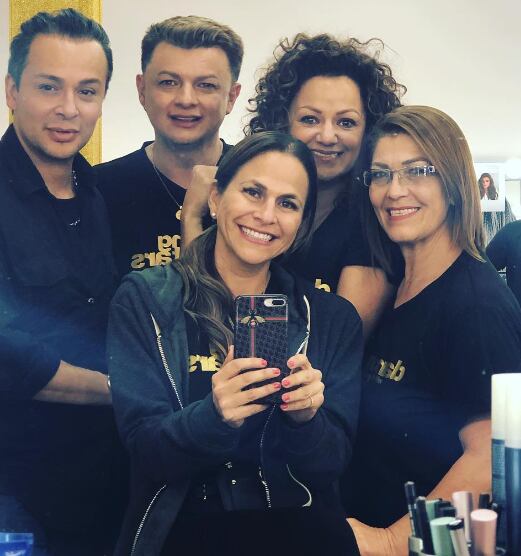 El maquillista Ángel Rafael y su trabajo en Teletica. Equipo de maquillaje de Teletica.