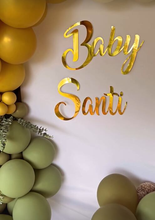 Omar Cascante y su pareja eleigieron el color dorado y verde para la decoración del baby shower de su hijo.