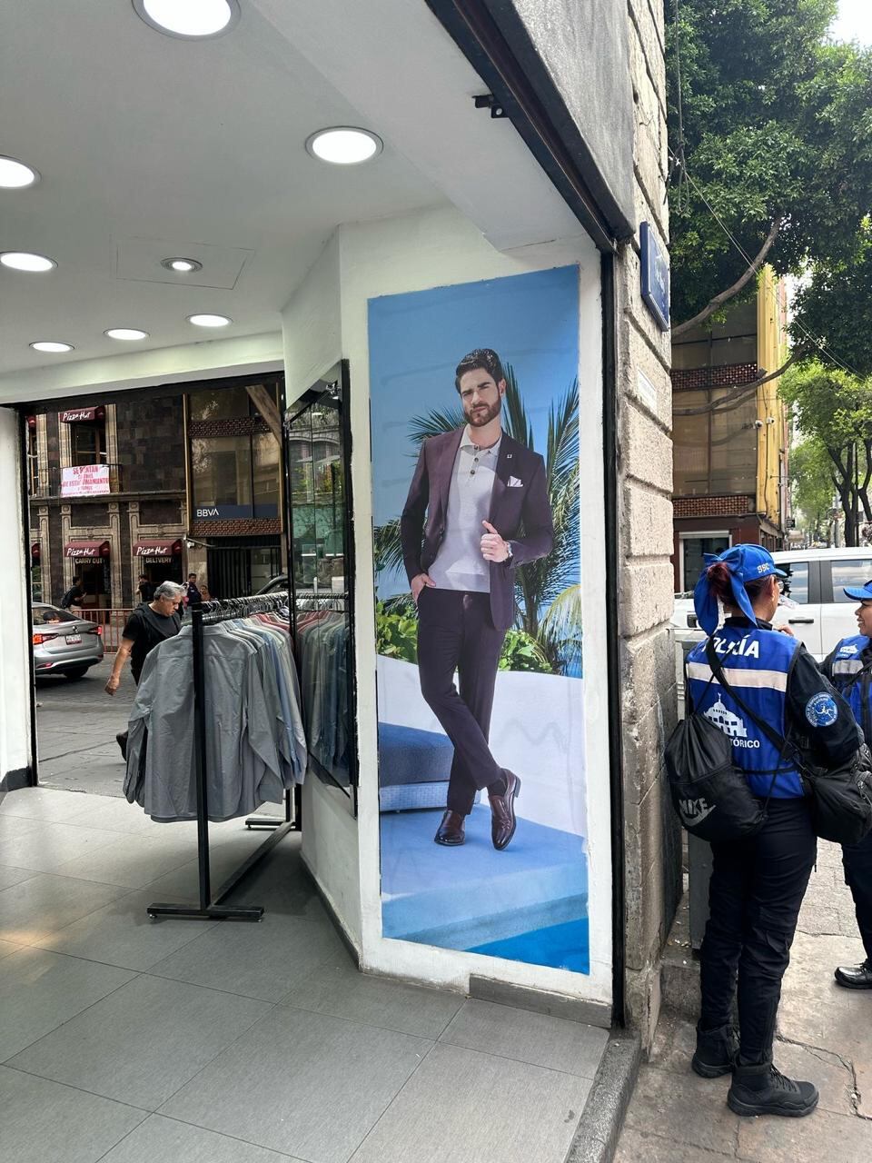 Óscar Marín es un josefino de corazón, oriundo de Moravia, con raíces en Puntarenas y Coronado, quien empezó su amor por el arte desde pequeñito, cuando a los seis años entró a la academia Giratablas a recibir clases de teatro.
