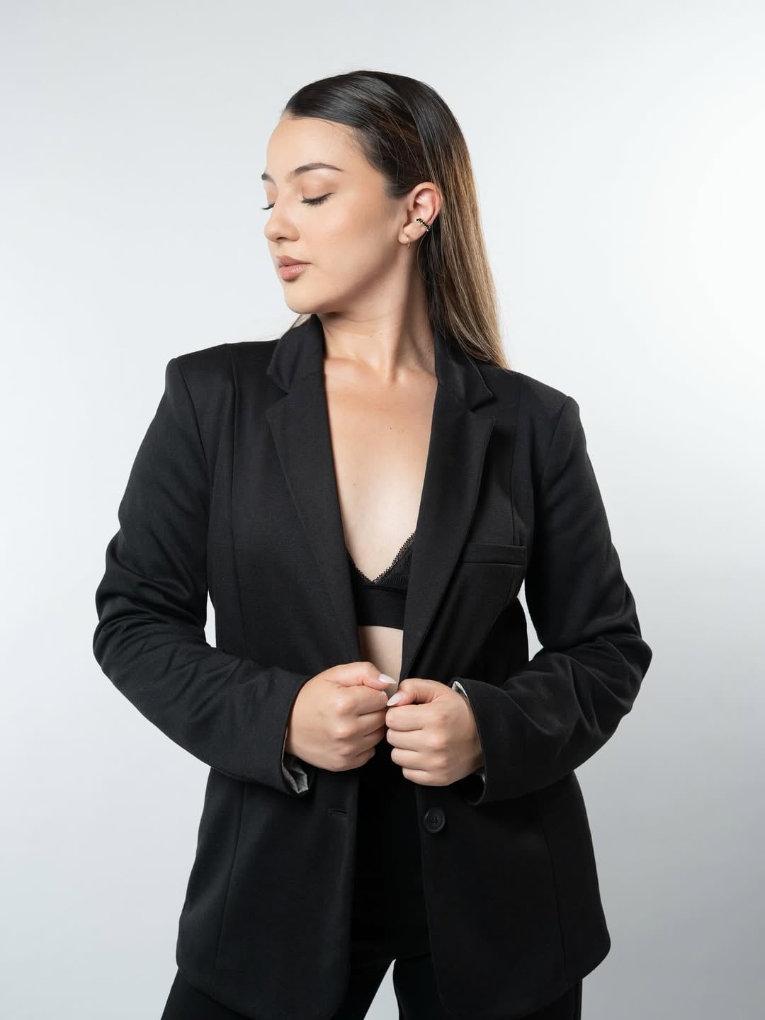 Mariela Jiménez, la única periodista mujer de Deportes Repretel, se robó todas las miradas este martes con unas fotos que publicó en Instagram donde deja ver su gran belleza.