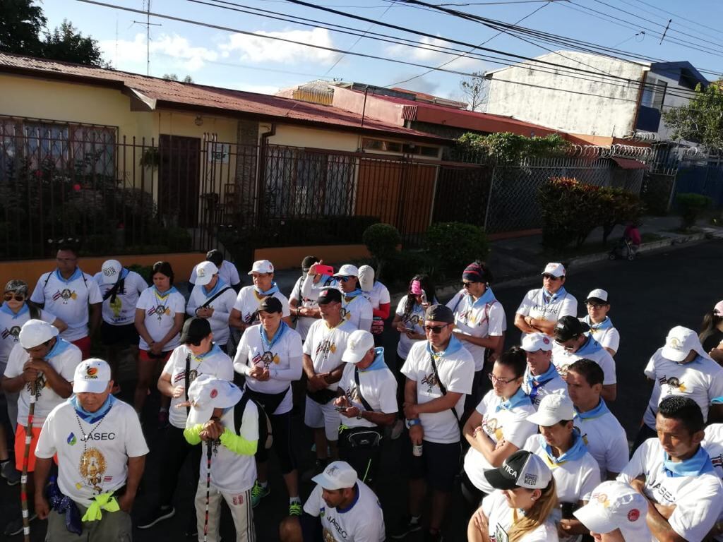 Con reuniones, grupos de WhatsApp bien activos y llamadas telefónicas, ya calientan motores tres de las romerías, hasta la basílica de nuestra señora de Los Ángeles en Cartago, más largas del país. En la foto, romeros que peregrinaron desde Tilarán en Guanacaste a Cartago