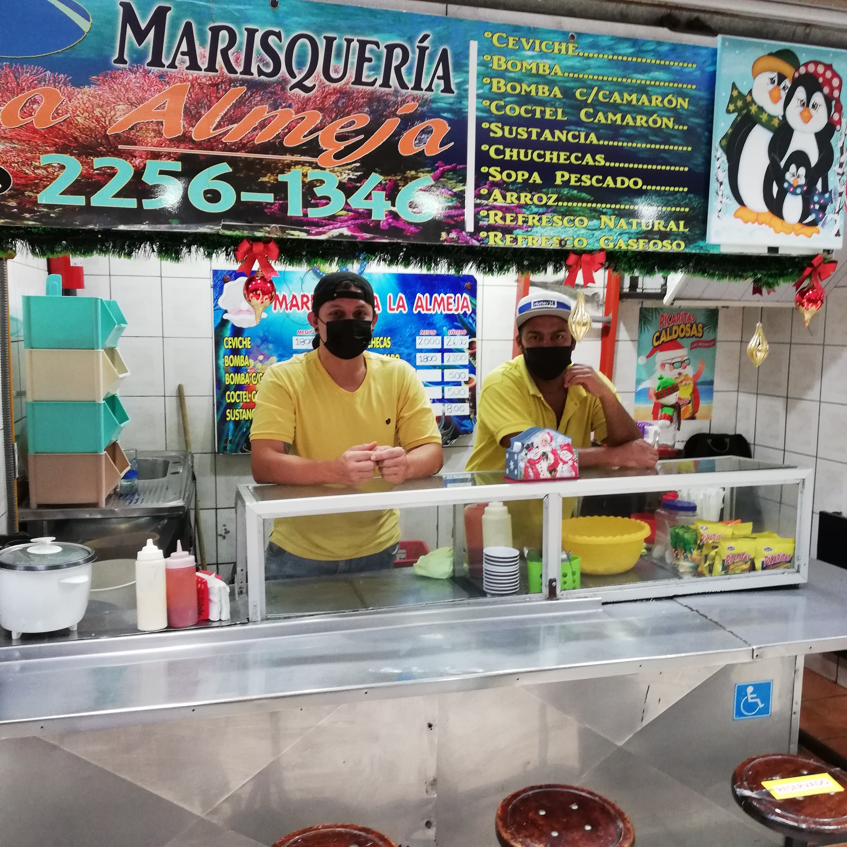 El candidato presidencial para las elecciones del 2022 del Partido Liberación Nacional, José María Figueres, fue el 16 de noviembre al mercado central de San José y tuvo bronca con dos ticas que lo trataron de ladrón y sinvergüenza. Eddy Ramírez Fonseca y Jerson Paredes de la marisquería La Almeja.