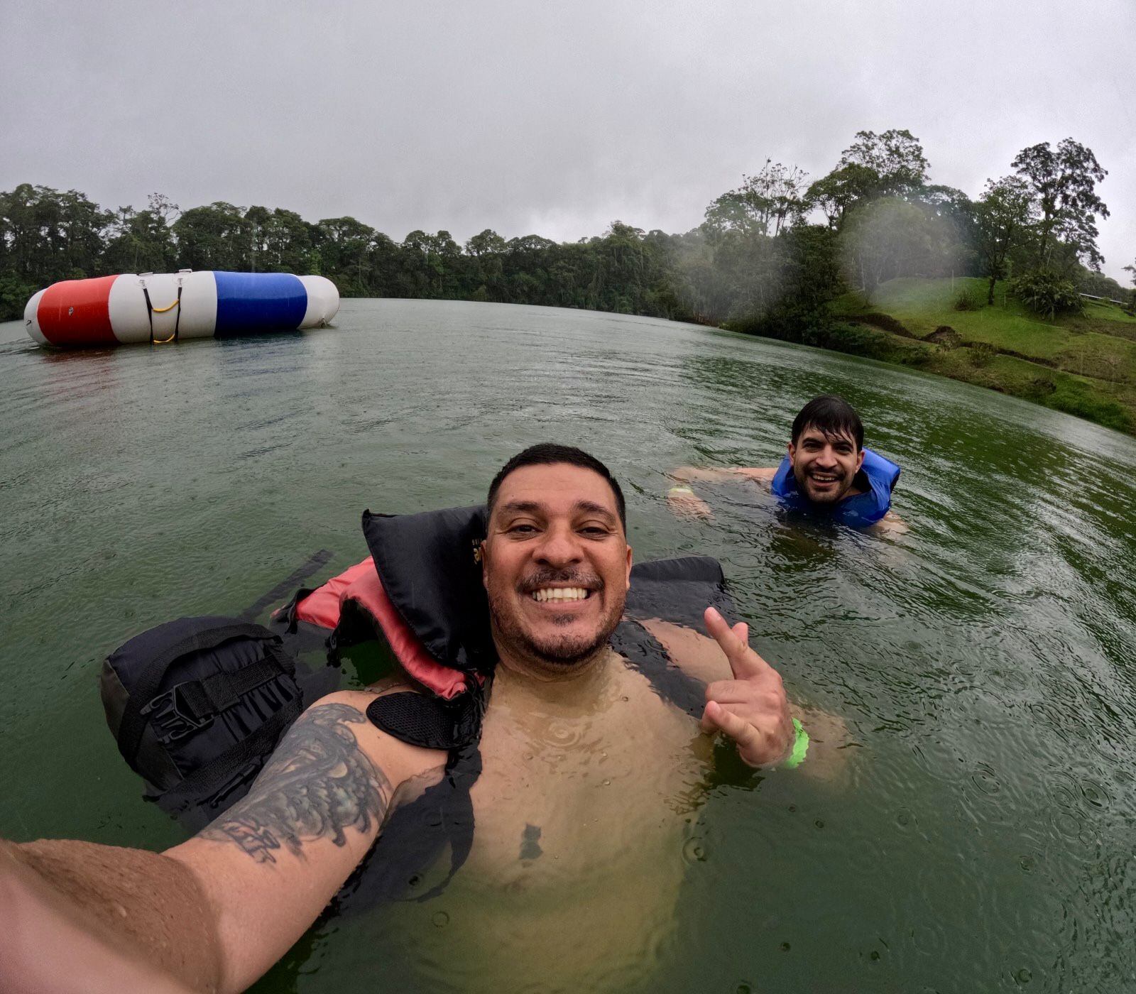 Para el equipo de Conociendo a mi país, viajar no fue solo encender la cámara y grabar. Es sudar, ensuciarse, enfrentarse a la naturaleza y, de paso, disfrutar como chiquillos en vacaciones.