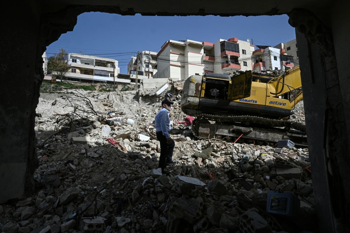 इस्रायल आणि हिजबुल्ला यांच्यातील एक वर्षाहून अधिक काळातील शत्रुत्व संपवण्याचा प्रयत्न करणारा नोव्हेंबर 2024 युद्धविराम असूनही, इस्रायलने लेबनॉनवर नियमित हल्ले केले आहेत, सहसा दावा केला आहे की ते इराण-समर्थित गटाला लक्ष्य करत आहे.