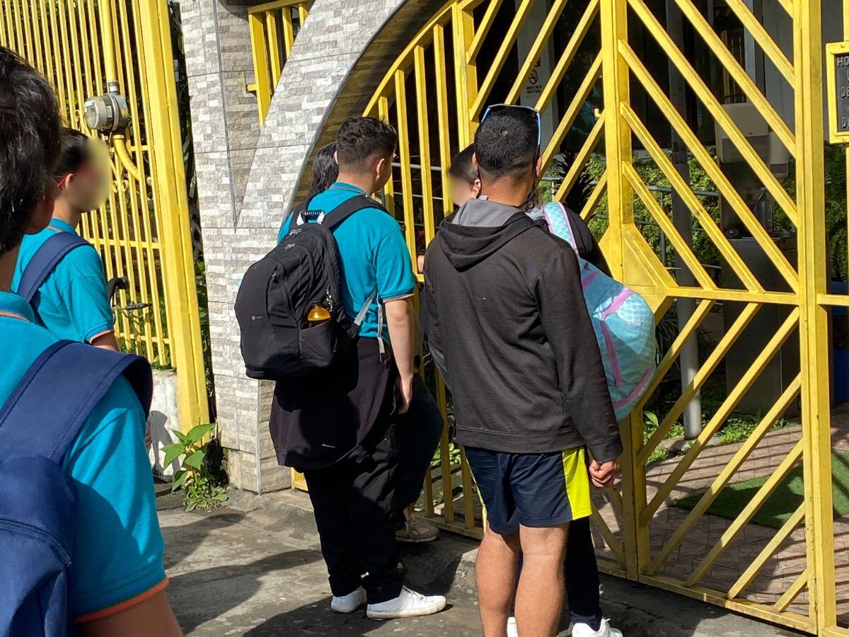 Muchos de los papás no estaban para nada contentos con la situación.