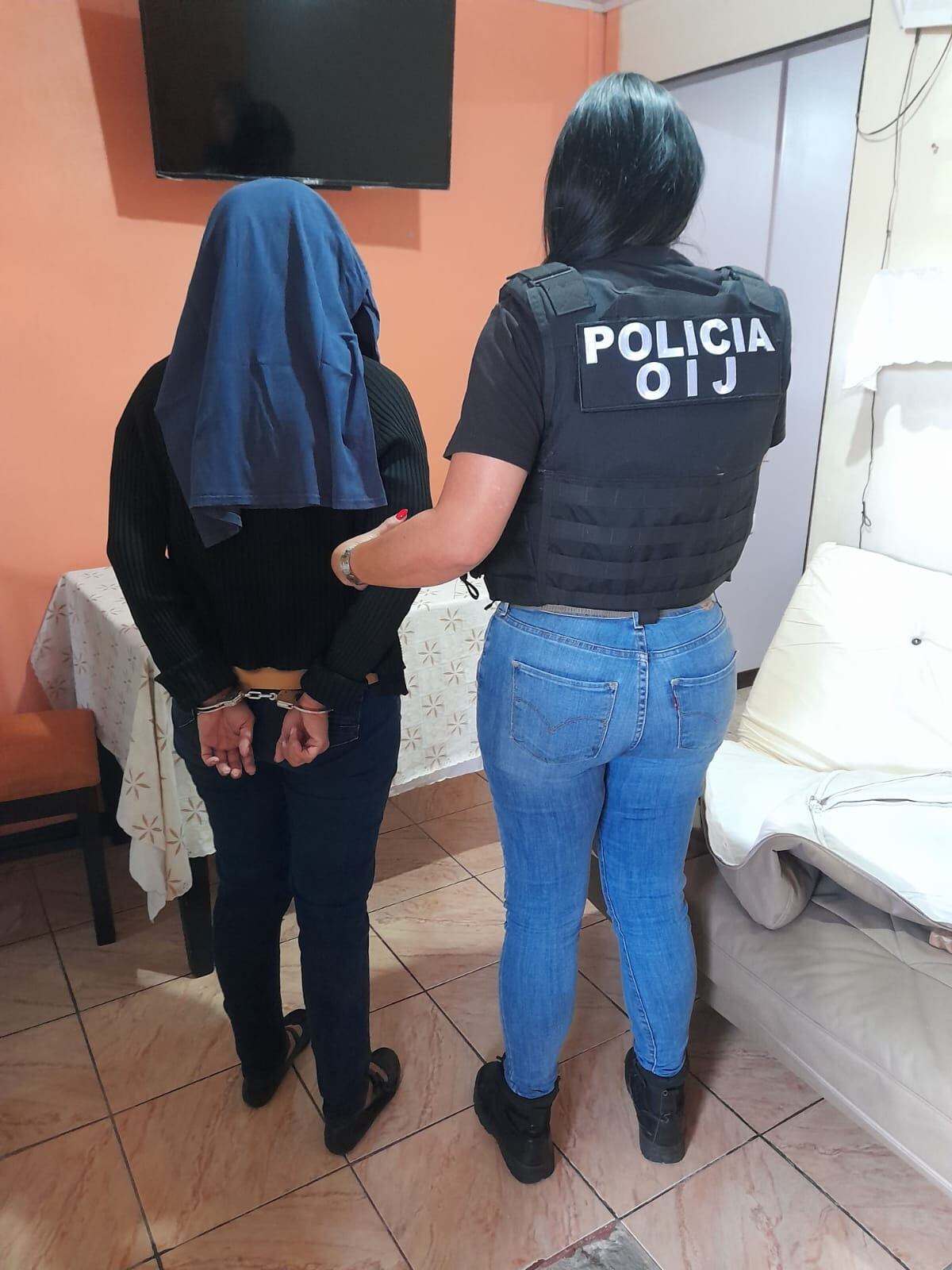 Mujer fue detenida por irse de compras con las tarjetas de sus compañeros