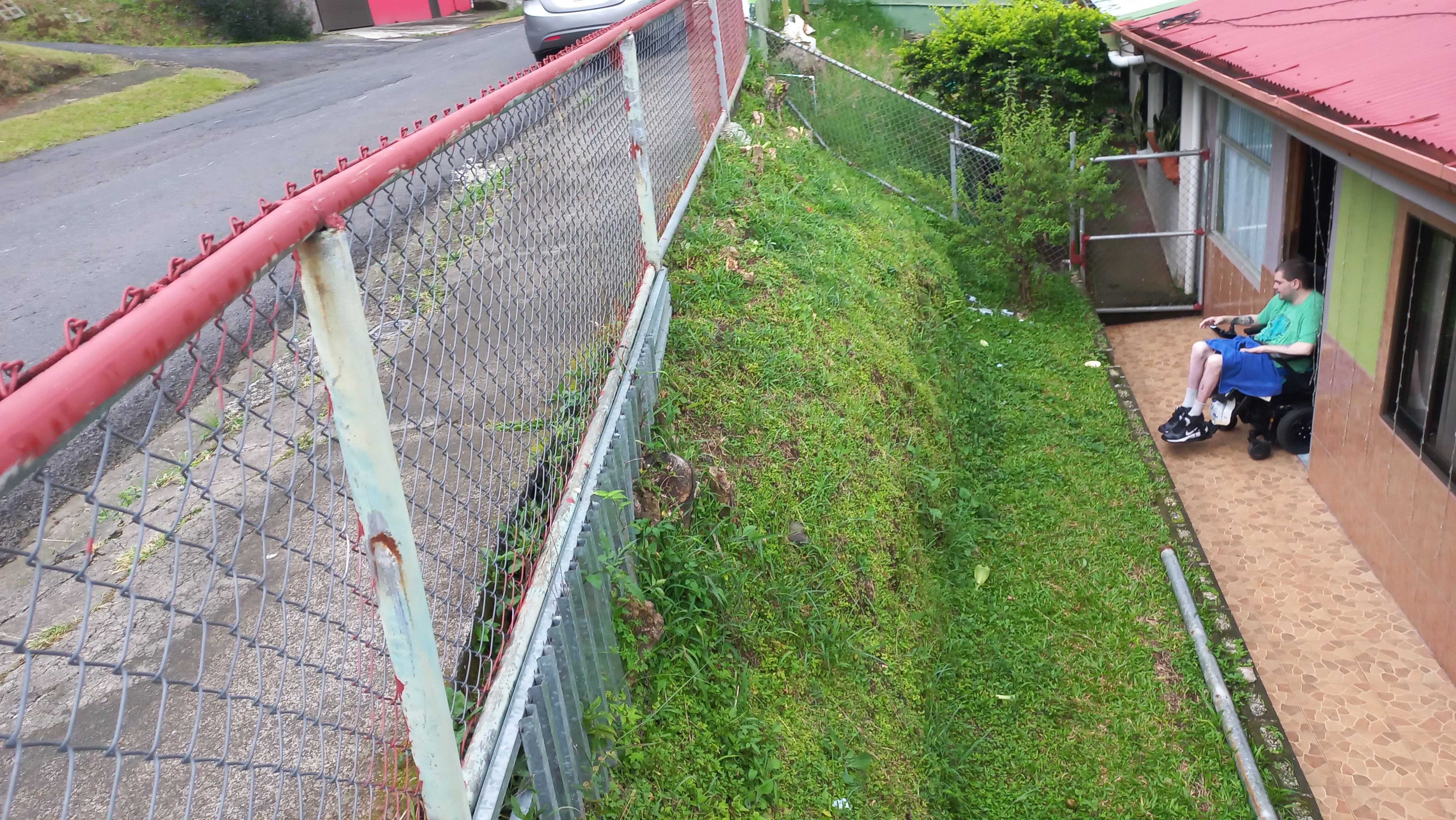 David Cruz Rojas sueña con el momento en que pueda salir de su casa otra vez, tras tres años de prácticamente no poder hacerlo. Con la silla eléctrica que tiene no puede subir el camino para llegar a la calle de su pueblo.