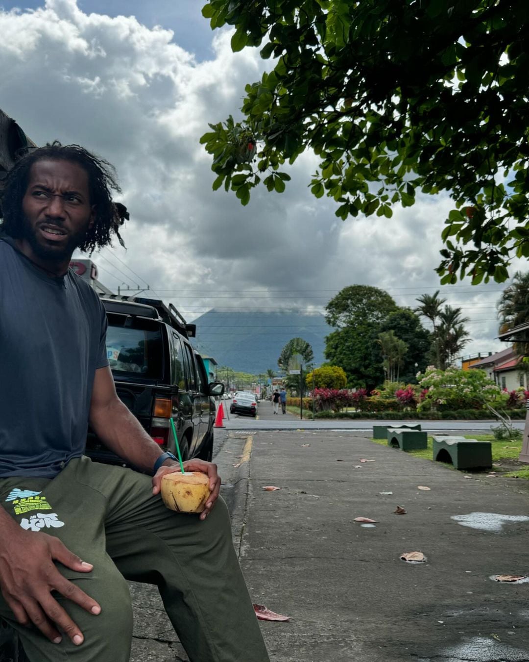 El campeón de la NBA Kawhi Leonard está de visita en Costa Rica.