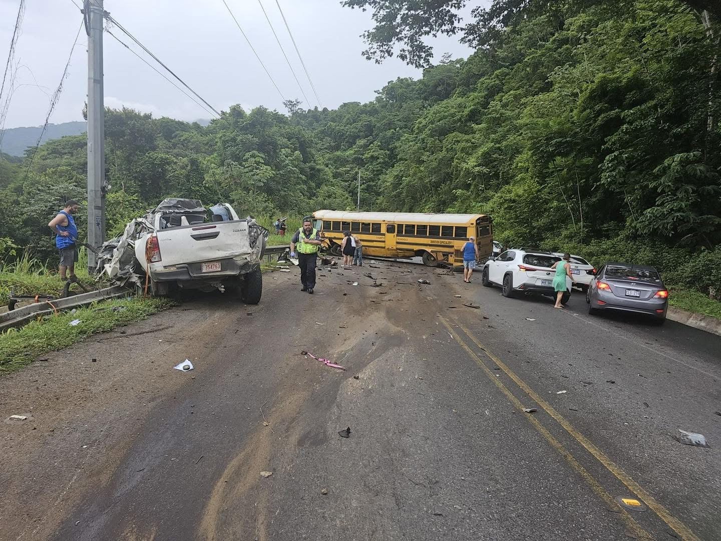 La tarde de este domingo ocurrió un choque múltiple en Garabito que está siendo atendido por bomberos y la Cruz Roja.
