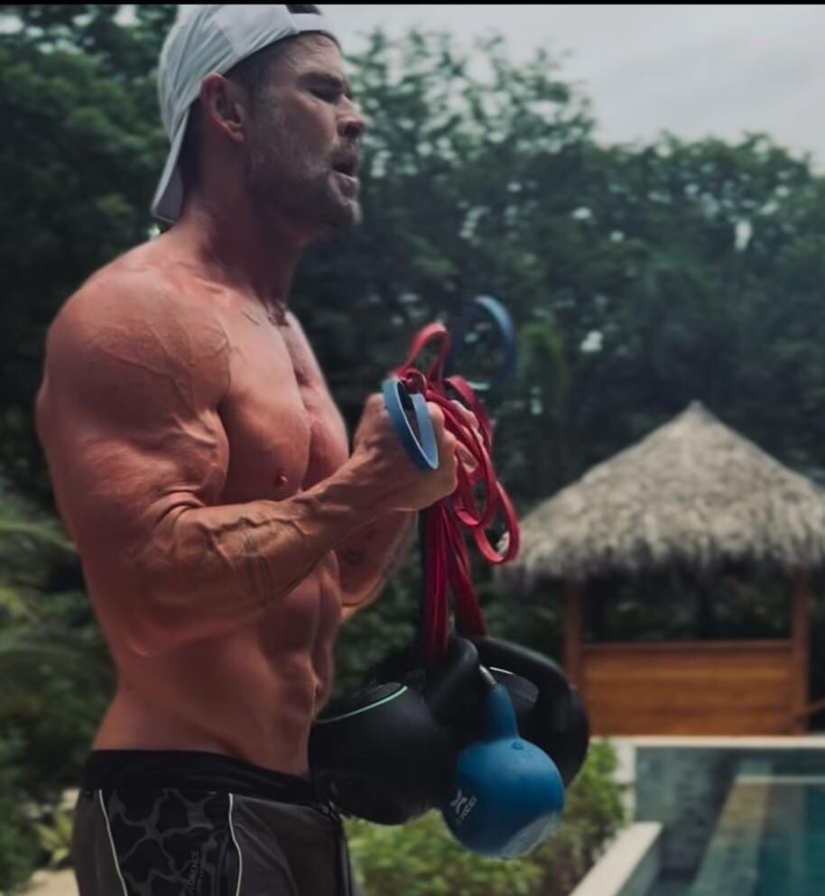 Chris Hemsworth compartió un video entrenando desde una villa en Costa Rica.