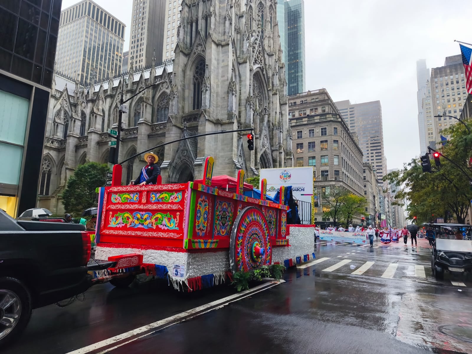 Costa Rica llevó un pedacito de su corazón hasta la emblemática Quinta Avenida de Nueva York este domingo 11 de octubre, durante el Desfile de la Hispanidad 2026, una oportunidad para mostrarle al mundo la riqueza de nuestras tradiciones y el orgullo de ser ticos.