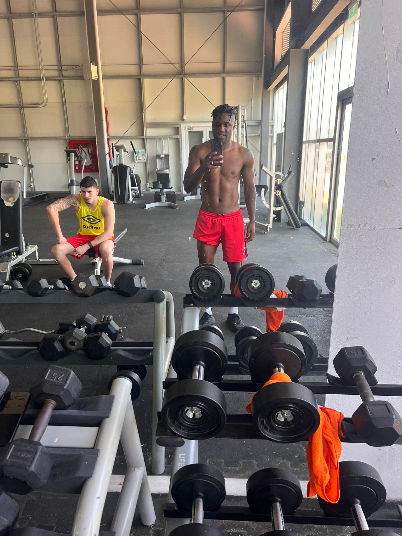 Joel Campbell luce en gran condición física en unas fotografías publicadas este sábado.