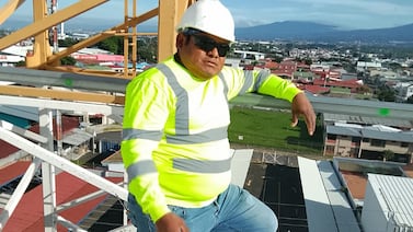 Nicaragüense estaba por rendirse, pero papel que encontró en la calle lo cambió todo