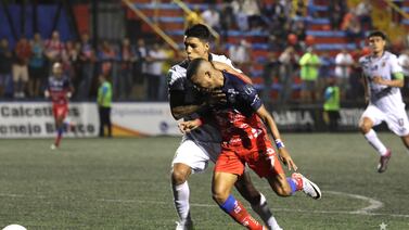 Importante cadena de televisión internacional compartió insólita jugada del fútbol tico