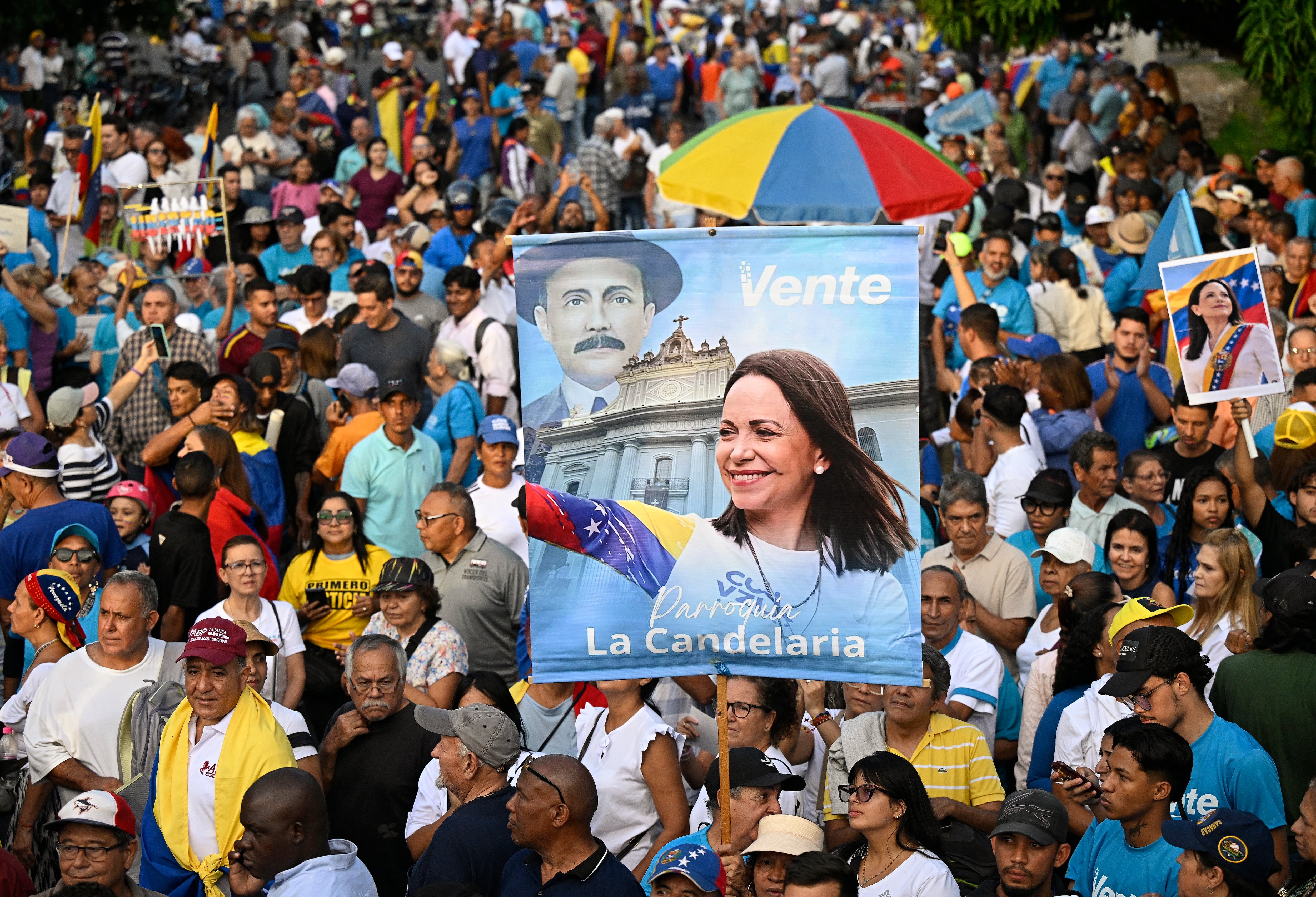 Apodada "libertadora" por sus partidarios, la nobel de la Paz y líder opositora María Corina Machado regresó a Venezuela tras casi un año en el exilio, decidida a encabezar la transición democrática y convertirse en presidenta de su país.
