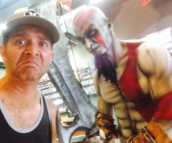 Bismarck Méndez transformado en "God of War" con al artista Rodrigo Piedra. Facebook