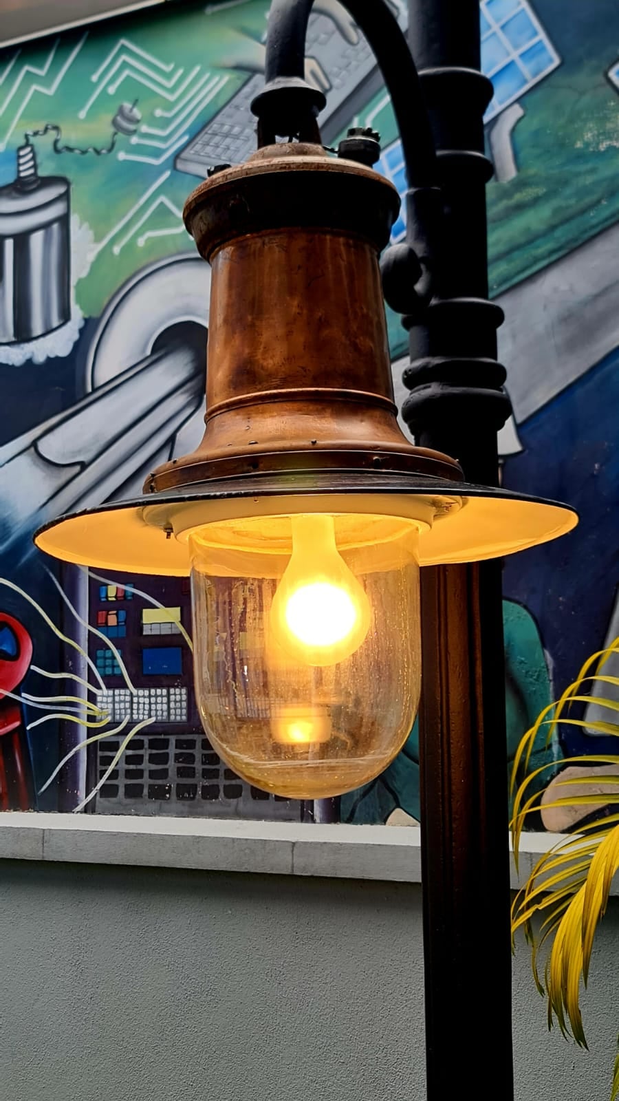 A eso de las 6 y 15 de la tarde del sábado 9 de agosto de 1884 los ticos vimos por primera vez en la historia, encenderse 25 bombillas eléctricas del servicio de alumbrado público de San José.