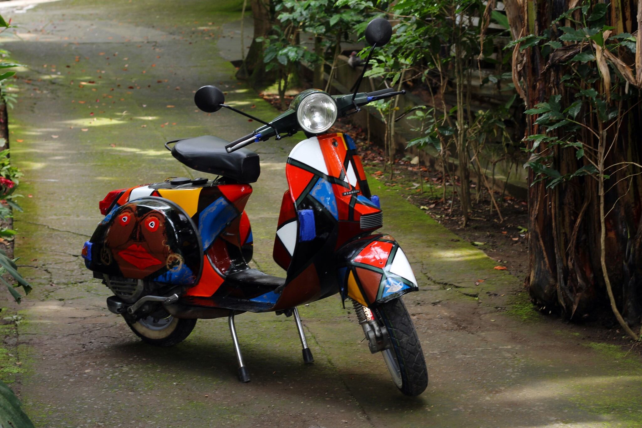 Como la situación económica está muy dura en estos tiempos de Covid-19, don Marco Aurelio Madriz Zúñiga se fue a una ferretería, compró pintura y él mismo decoró Vespa 2006 LML de 150 centímetros cúbicos y de una vez le puso nombre: La Negra.