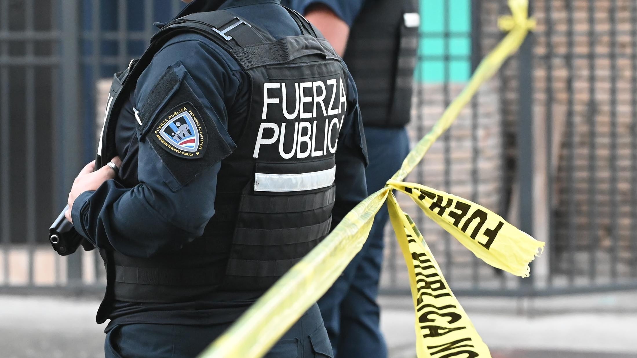 15 de julio del 2025. Barrio González Lahman. 18:00 hrs. El OIJ en coordinación con la Fuerza Pública realiza la recolección de indicios en la escena del crimen de un homicidio ocurrido en el barrio González Lahman estar tarde a las 4:15 minutos. En la escena fueron capturados dos sospechosos y decomisadas dos armas de fuego. En la foto: Autoridades del OIJ y la Fuerza Púbica investigan la escena del crimen. Foto: Albert Marín