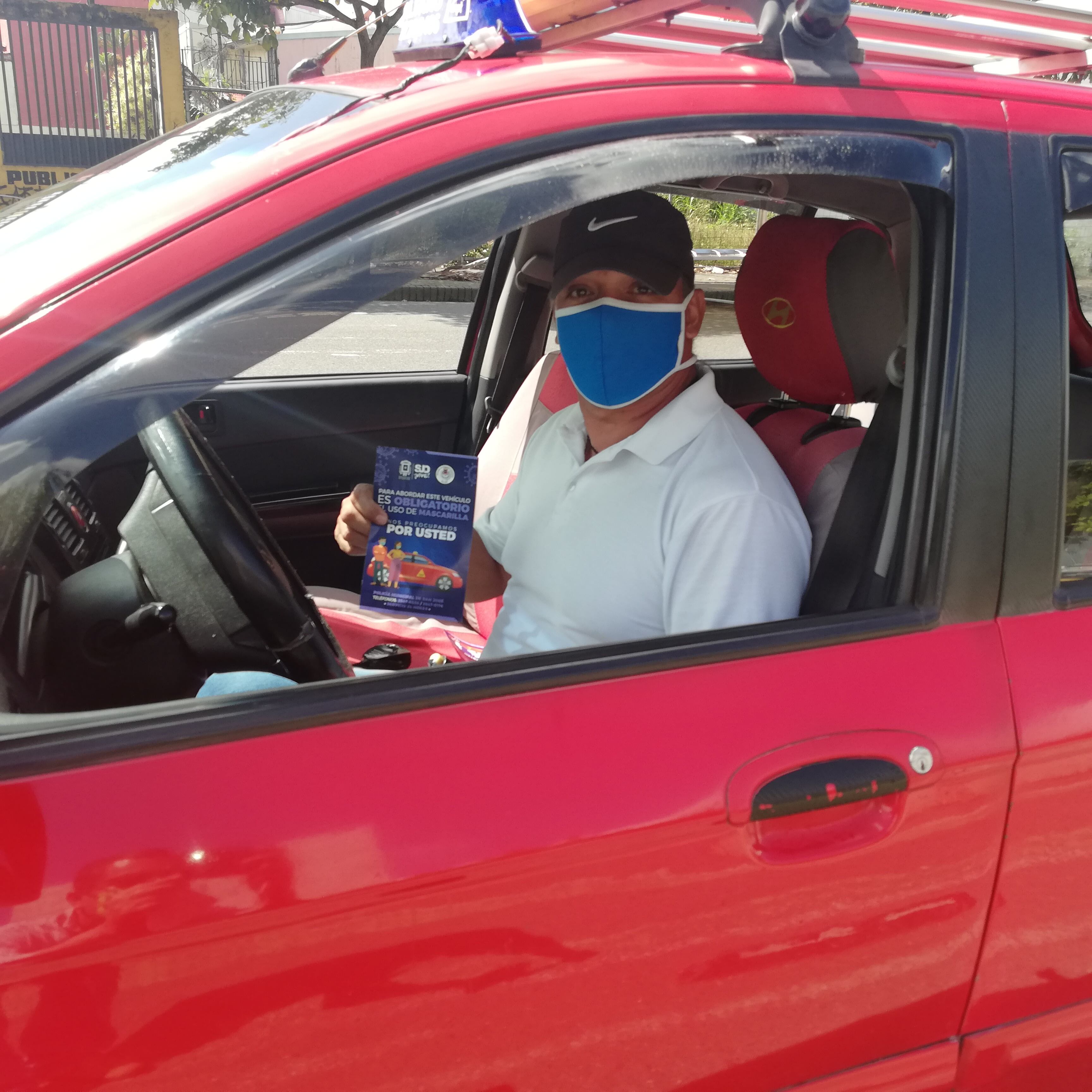 La Policía Municipal de San José arrancó este lunes 9 de noviembre una fumigación gratuita de taxis rojos, como parte de las batallas que se luchan en la gran guerra contra el Covid-19. Este proyecto lo agradece profundamente don Carlos Torres