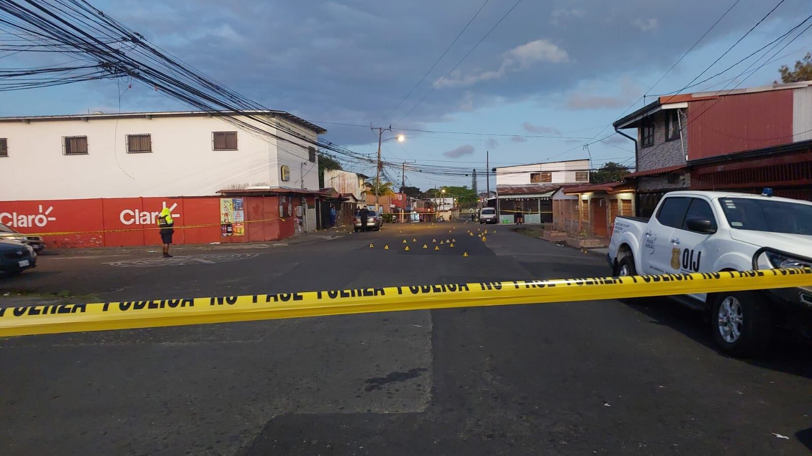 Muchos casquillos de bala quedaron tirados en el barrio 25 de julio en Hatillo, San José, estos fueron usados para acabar con la vida de un muchacho que en apariencia se dedicaba a vender empanadas. Foto: Cortesía para La Teja