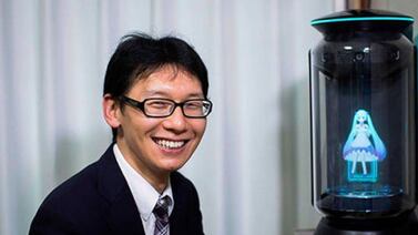 Se casó con un holograma, fue rechazado por su familia y hoy celebra su sexto aniversario: “La amo”