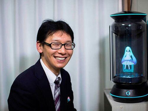 Akihiko Kondo se casó con un holograma