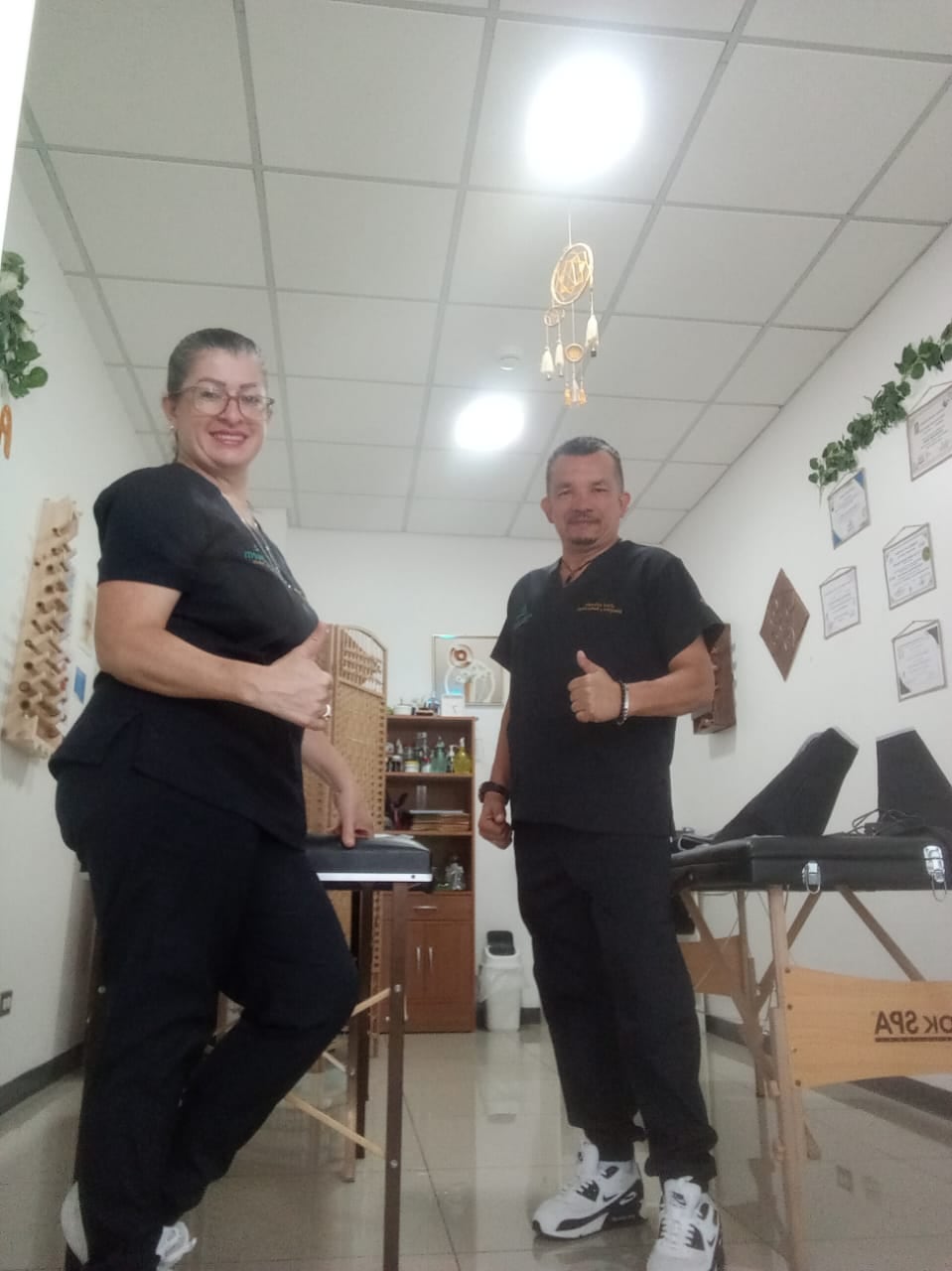 Geysel Solís salió de Nicaragua hace 25 años, dejó a su hijo de un año con su mamá y vino a Costa Rica a “aventurar”; hoy dirige un centro de belleza en Cartago donde cada emprendedor es su propio jefe.