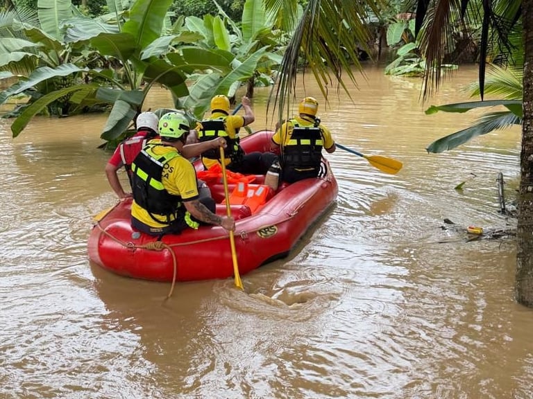 Bomberos acudió al rescate de una familia aislada por las inundaciones en Río Blanco, Limón.