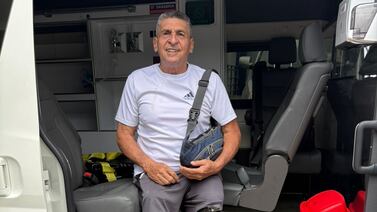 Aunque usted no lo crea, un vecino de Pococí iba feliz de la vida por viajar en ambulancia