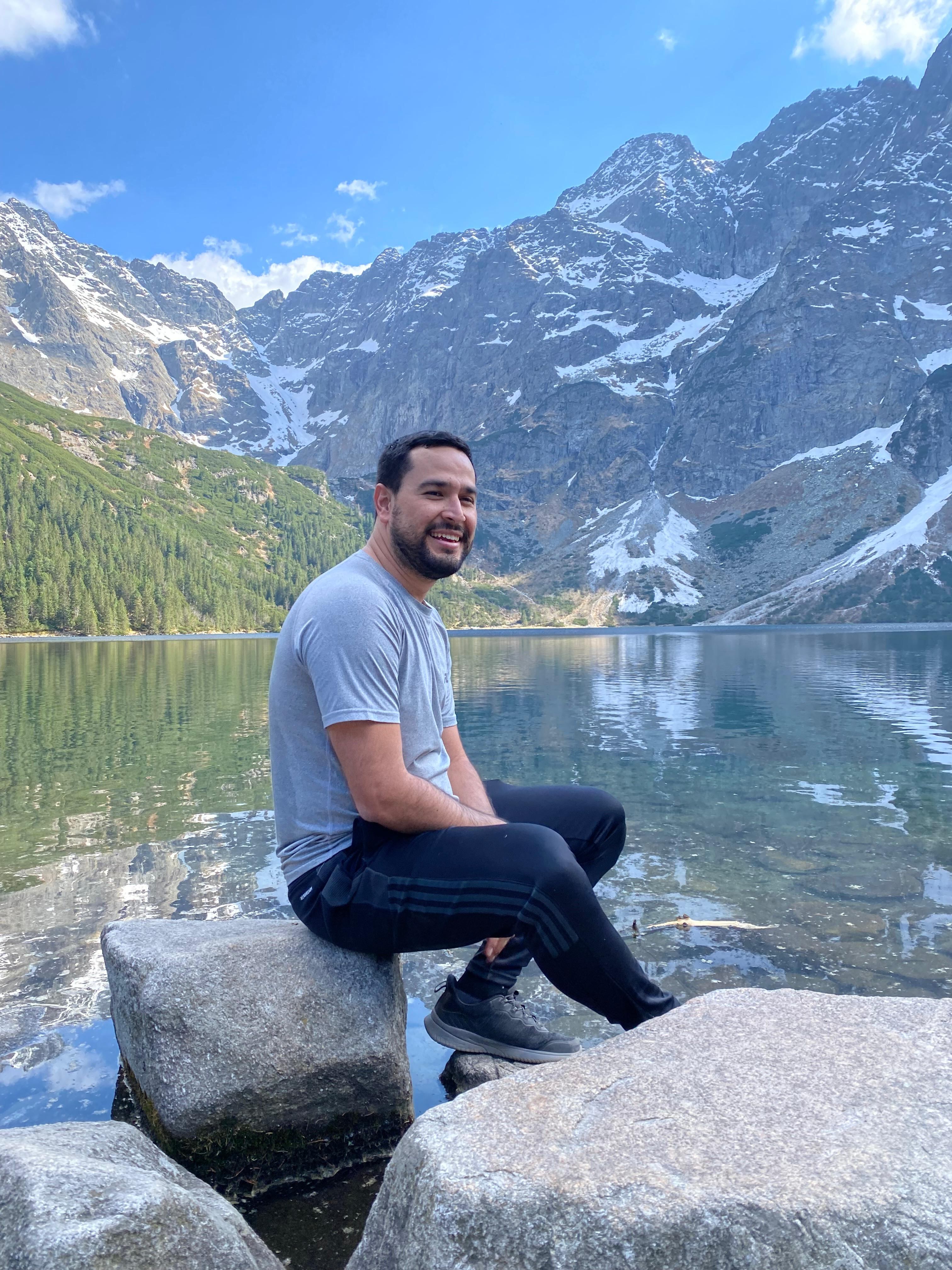 A Mario Porras Nájera le toca meterse todos los días en las presas de San José centro y cuando sintió que se estaba cargando demasiado de estrés y desesperación ante las calles convertidas en parqueos, tomó una muy alegre decisión, ponerse a karaokear dentro de su carro