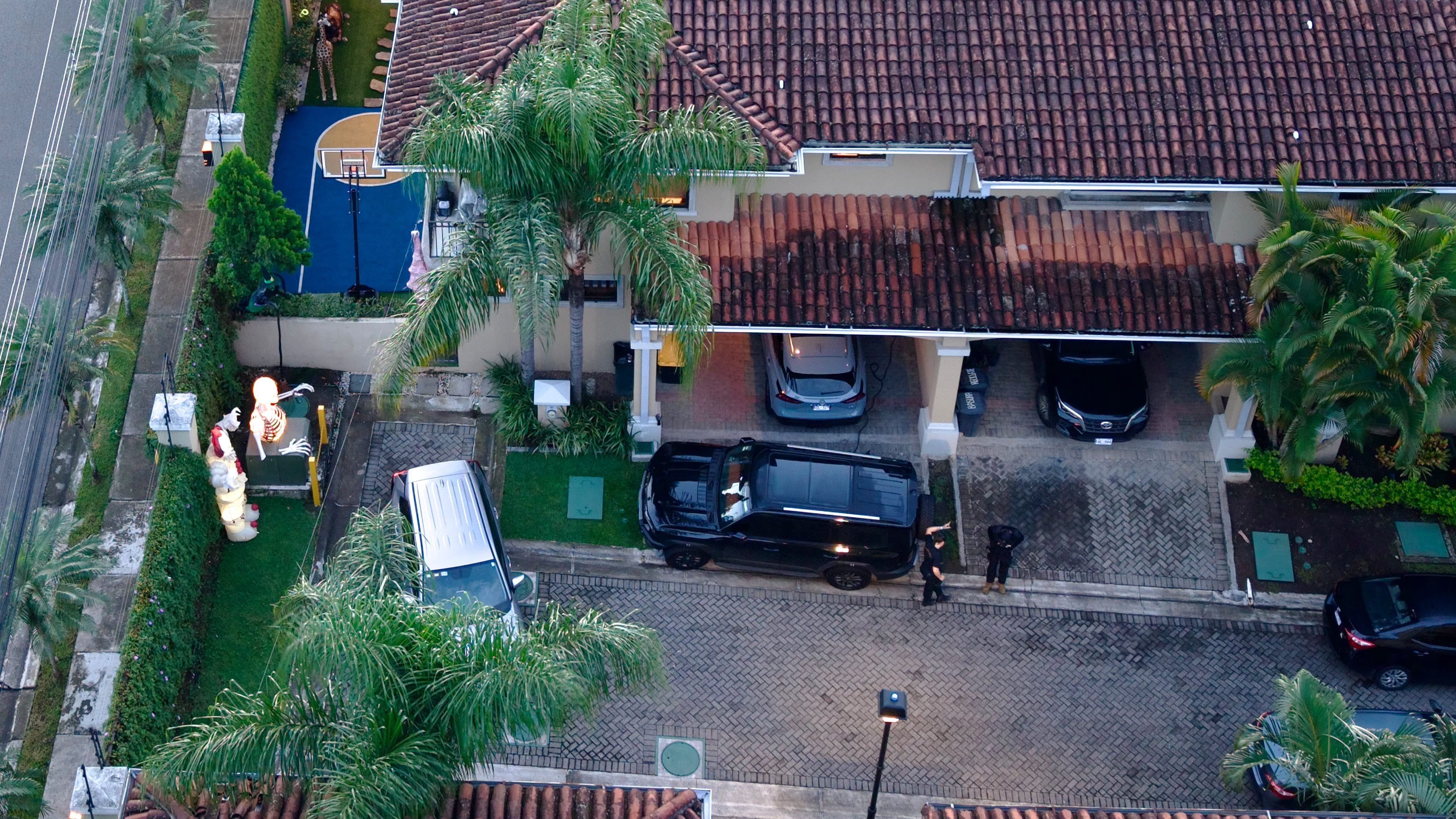 Los agentes del OIJ ingresaron a un condominio en Santa Ana donde reside el productor de eventos, Don Stockwell, este 7 de octubre de 2026.