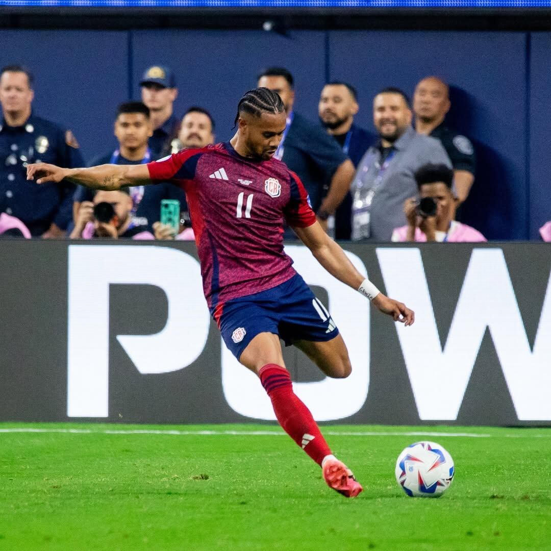 Ariel Lassiter, delantero de la Selección Nacional se fracturó un dedo de la mano izquierda. Instagram Ariel Lassiter.