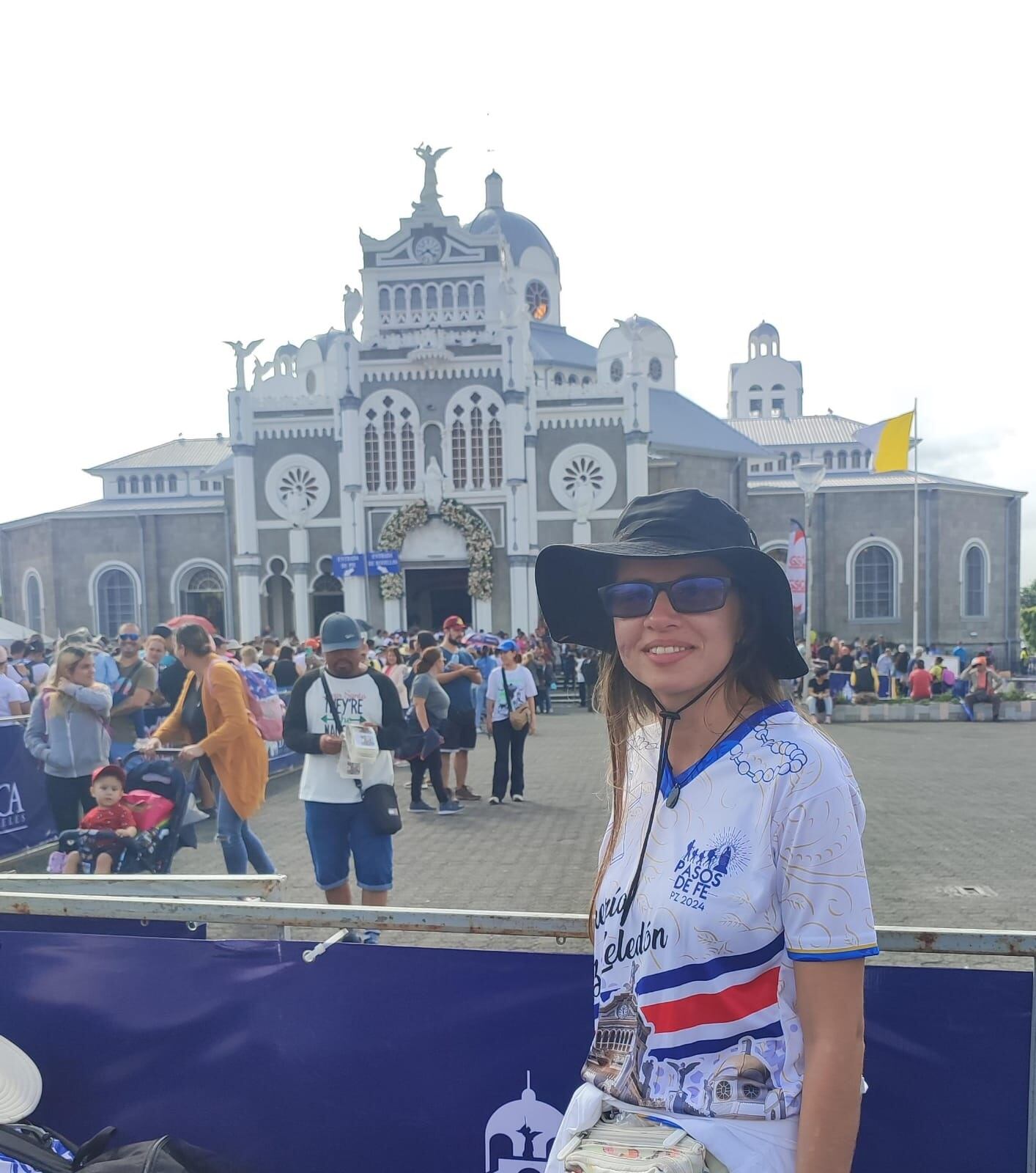 Cristina Ceciliano Gamboa tiene 29 años y en los últimos 6 ha hecho la romería desde el parque central de Pérez Zeledón hasta la basílica de nuestra señora de los Ángeles en Cartago. Son unos 120 kilómetros en total
