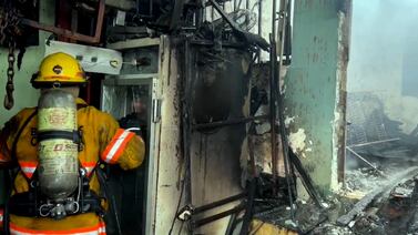 Falta de agua complicó labor de bomberos en incendio que afectó pulpería en Alajuelita