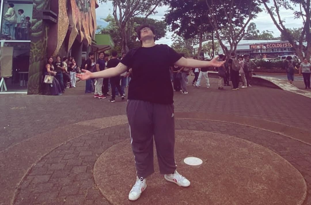John Vaar se presenta como el primer “campeón de aura” de Costa Rica tras participar en la actividad realizada en el pretil de la UCR.