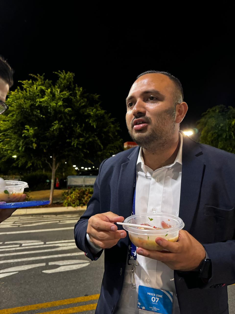 Jorge Balladares repartió ceviche a periodistas ticos en Los Ángeles tras el partido entre Costa Rica y Brasil. Foto: William Cordero.